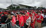 Liverpool-fans i kø inden Champions League-kampen onsdag i Athen. Mange nåede aldrig ind på stadion. 
