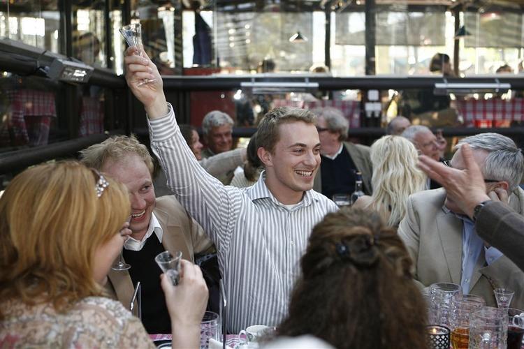 Morten Messeschmidt i Grøften den famøse aften, hvor han skulle have heilet og sunget den tyske nationalmelodi. 
