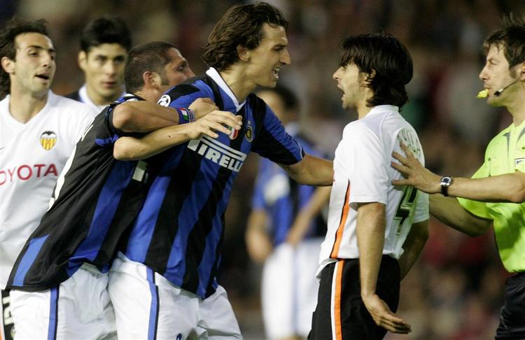 Inters Zlatan Ibrahimovic(i midten i blå trøje), har skabt uro i den svenske landsholdstrup efter uoverensstemmelser med den svenske landstræner. Her er han røget uklar med Fabian Ayala fra Valencia under en Champions League-kamp. 