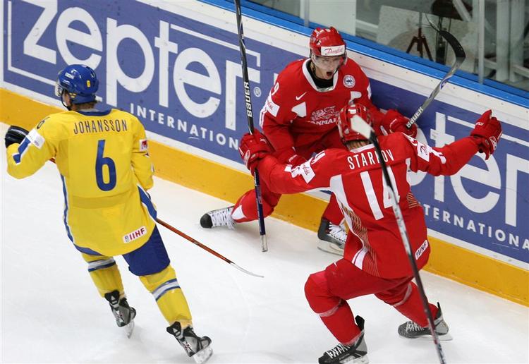 Kirill Starkov kan endelig juble over, at NHL-kontrakten er i hus.Her fejrer han en dansk scoring mod Sverig under VM i Moskva. 