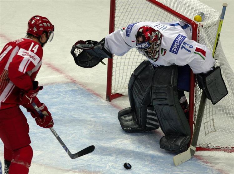 Kirill Starkov forsøger at score på den italienske målmand under VM i Moskva. 
