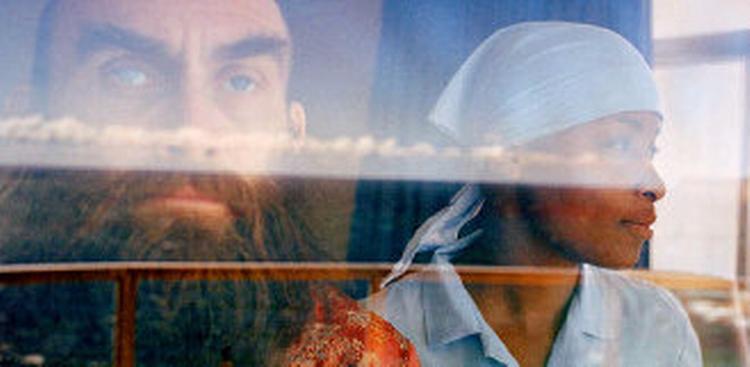 I Blinded Angels' spilles den blinde mand af den blinde forfatter og tegner Rune T. Kidde (t.v.). Han er instruktøren Jon Bang Carlsens alter ego i filmen, hvor Jon Bang Carlsen spiller sig selv. 