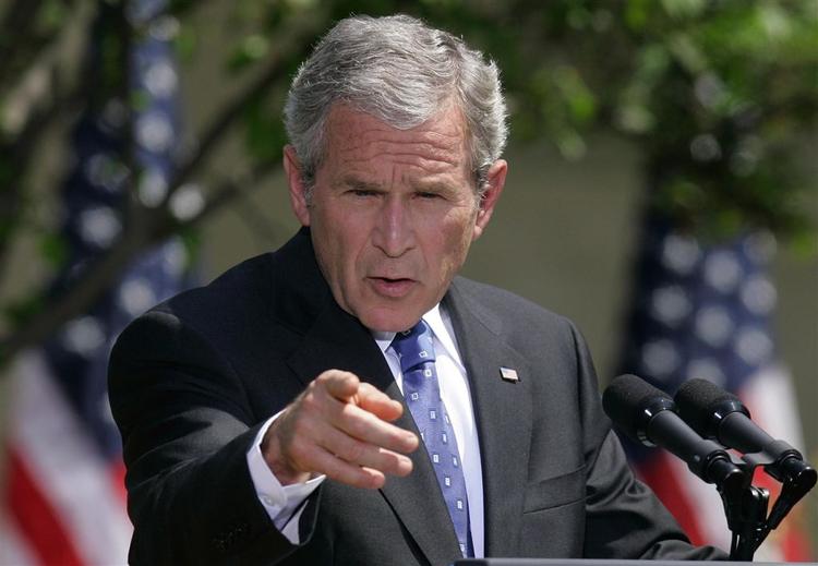 Præsident Bush svarer på spørgsmål foran Det Hvide Hus. 