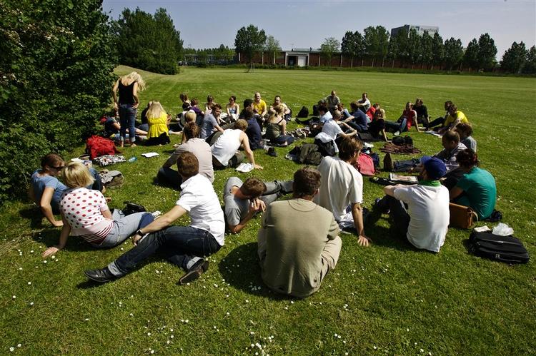 Nyhedsavisens medarbejdere nedlagde arbejdet i protest over nyheden om otte fyringer. 
