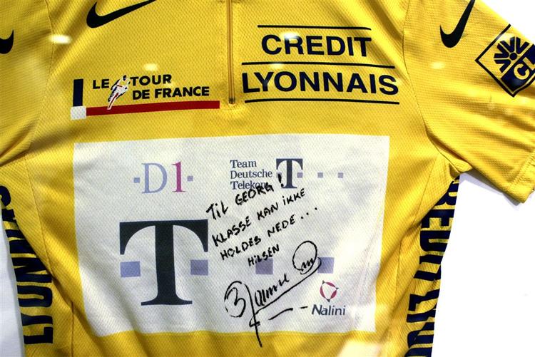 Bjarne Riis fik flere gule trøjer i sin aktive karriere, men UCI ønsker, at han symbolsk leverer den tilbage, han fik overrakt efter Toursejren i 1996. 