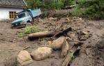 En lastbil er delvist sunket ned i mudder efter et enormt mudderskred i Kina. 