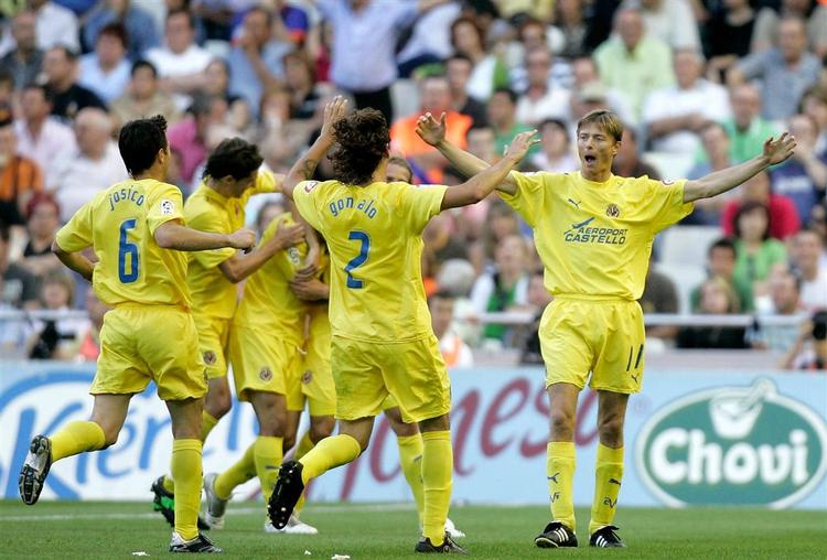 Tomasson tiljubles af medspillere efter sin scoring. 