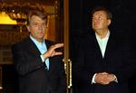 Den ukrainske premierminister Janukovitj ser på, mens præsident Jusjtjenko fremlgger  kompromisset for pressen. 
