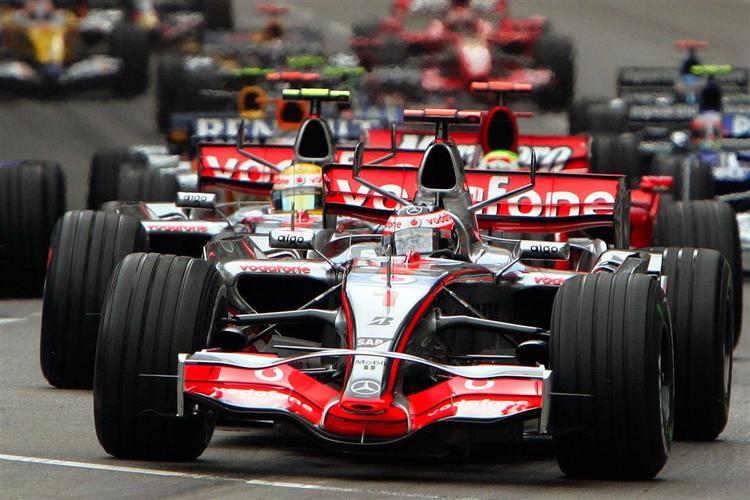 Fernando Alonso forrest på vej ind i et sving. 