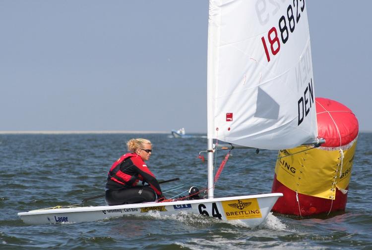 Alberte Holm Lindberg har vundet en af de tolv sejladser på vejen mod 9.-pladsen i Breitling Regatta. 