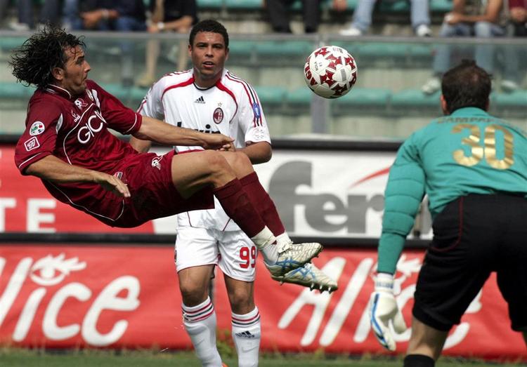 Regginas Aronica, sparker væk for næsen af Milans Ronaldo. 