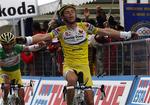 Italieneren Riccardo Ricco fra Saunier Duval-mandskabet krydser målstregen i Tre cime di Lavaredo i Norditalien, søndag. Ricco vinder dermed 15. etape i cykelløbet Giro d'Italia. 