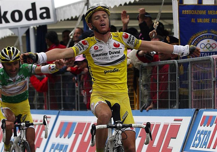 Italieneren Riccardo Ricco fra Saunier Duval-mandskabet krydser målstregen i Tre cime di Lavaredo i Norditalien, søndag. Ricco vinder dermed 15. etape i cykelløbet Giro d'Italia. 