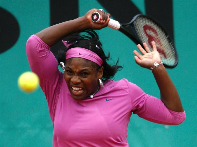 USAs Serena Williams returnerer en bold til Bulgariens Tsvetana Pironkova under deres første runde opgør i French Open. 