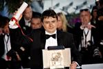 Rumænske Cristian Mungiu var bevæget, da han her til aften modtog Guld Palmerne i Cannes for sin film 4 måneder, 3 uger og 2 dage. 