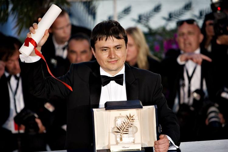 Rumænske Cristian Mungiu var bevæget, da han her til aften modtog Guld Palmerne i Cannes for sin film 4 måneder, 3 uger og 2 dage. 