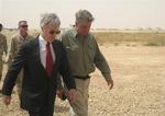 Den amerikanske ambassadør Ryan Crocker (med solbriller) i Irak holder møde med iranske diplomater i Bagdad. 