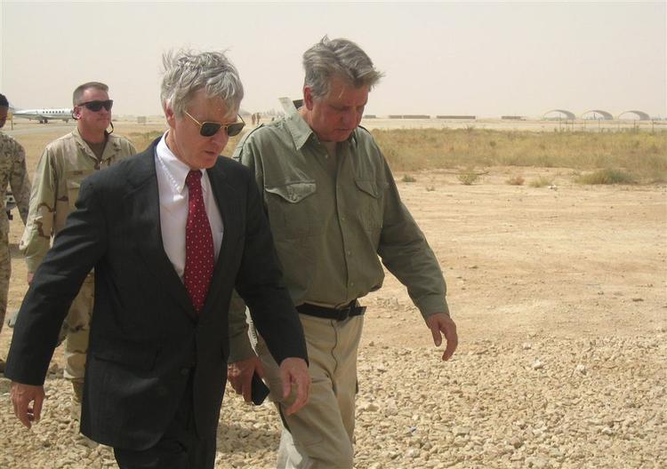 Den amerikanske ambassadør Ryan Crocker (med solbriller) i Irak holder møde med iranske diplomater i Bagdad. 