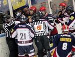 Ishockey-publikummet er til fart og fest og vil gerne underholdes når de går i byen. Derfor bliver lørdag ny kampdag og fredag bliver den store hockeydag. 