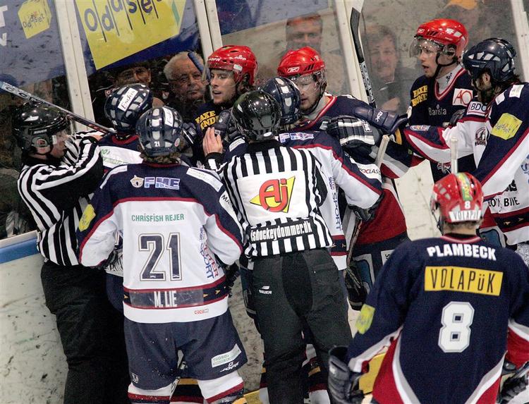 Ishockey-publikummet er til fart og fest og vil gerne underholdes når de går i byen. Derfor bliver lørdag ny kampdag og fredag bliver den store hockeydag. 