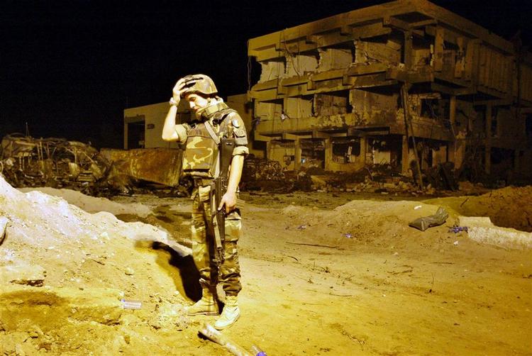Italiensk soldat foran raseret barak i Irak. Torino-imam roste angrebet fra oprørerne. 