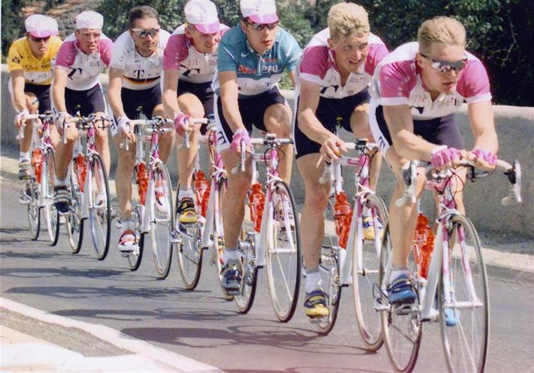 Telekoms hold ved Tour de France 1996. Det er Mario Kummer lige foran Bjarne Riis i gult. 