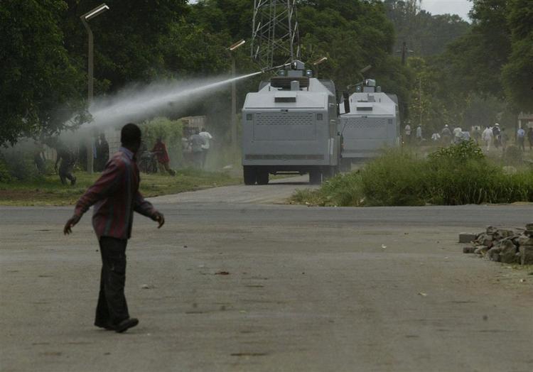 Zimbabwes politistyrke opruster inden valget til næste år. 