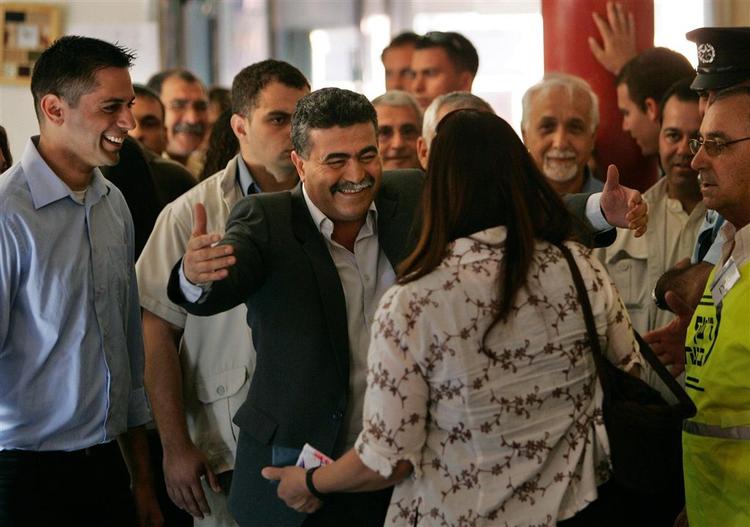 Forsvarsminister og partiformand Amir Peretz under valghandlingen i går. 