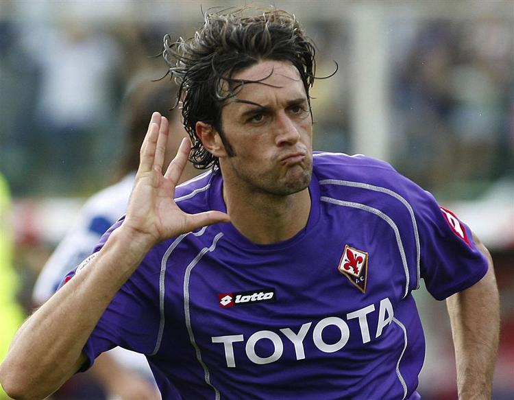Luca Toni udfører sin egen helt specielle gestus, når han har scoret. 