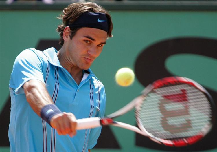 Roger Federer pisker en baghånd af sted. 