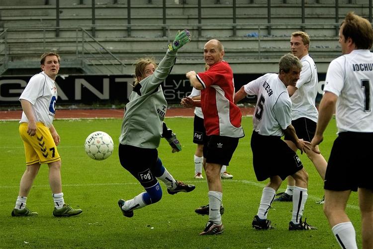 Ellen Nørby Thrane spjætter forgæves i målet. 