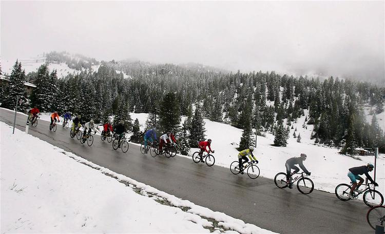 Hovedfeltet trodser kulden i bjergene på dagens etape. 