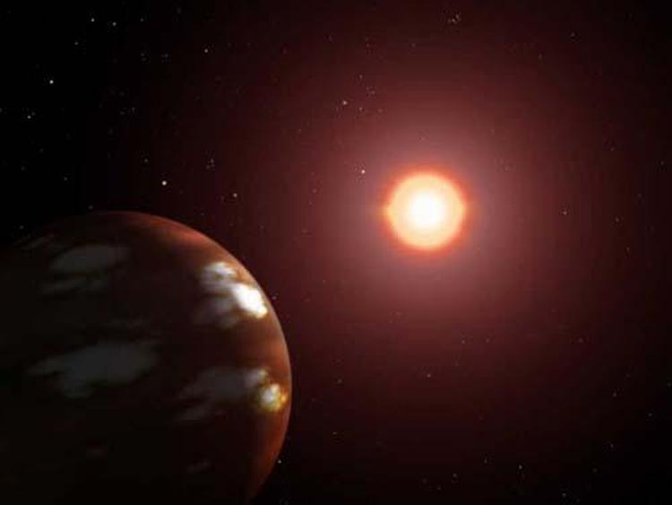 En kunstners forestilling om den Neptun-lignende planet, der kredser omkring stjernen Gliese 436. Planeten er dækket af vand. 