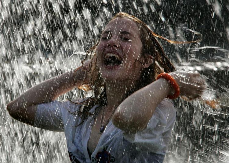 En teenager tager et kølende bad i et springvand foran Kreml, Moskva. En hedebølge har ramt en russiske hovedstad med temperaturer op til 30 grader. 