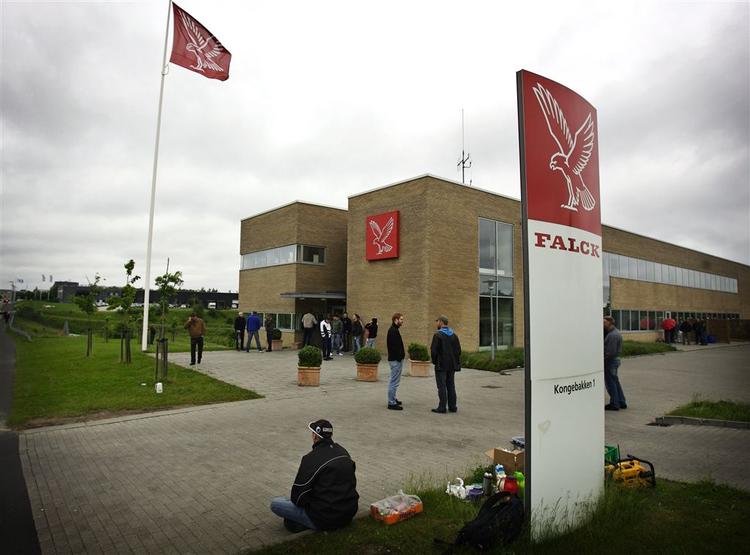 Strejkende falckreddere foran vagtcentralen i Smørum til morgen. 
