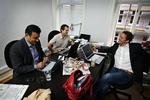 Ny Alliance-formand Naser Khader og Anders Samuelsen i en afslappet stund på deres nye kontor. 