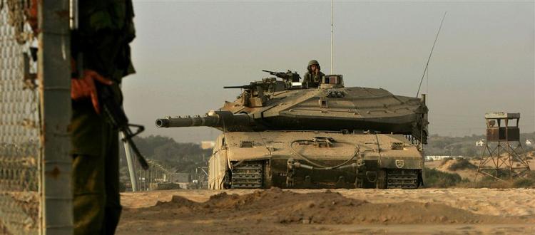 En pansret israelsk militærkøretøj nærmer sig grænseovergangen til den nordlige del af Gazastriben. 