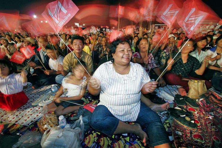 Tilhængere af partiet Thai Rak Thai i Bakgkok er ivrige efter at partiet bliver frifundet for valgsvindel. 