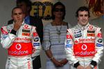 Alonso (th.)og holdkammeraten Lewis Hamilton er renset for mistanke. 