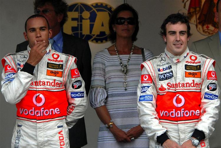 Alonso (th.)og holdkammeraten Lewis Hamilton er renset for mistanke. 