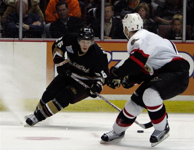 Samuel Påhlsson (i sort) i clinch med  Ottawa Senators' Joe Corvo. 