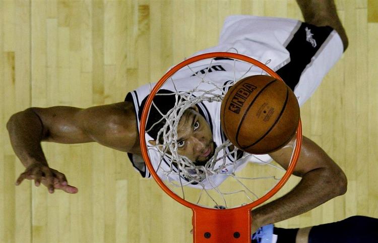 Den 2,11 meter høje Tim Duncan og holdkammeraterne kan vinde deres fjerde NBA-titel på otte år. San Antonio vandt NBA-ligaen i 1999, 2003 og 2005 