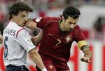 Owen Hargreaves (i hvidt) i infight med Portugals Luis Figo i den højdramatiske VM-kvartfinale i Tyskland sidste sommer. 