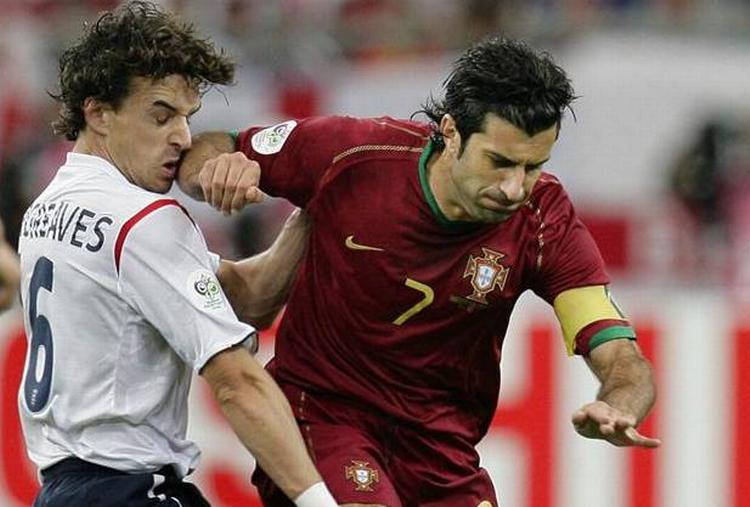 Owen Hargreaves (i hvidt) i infight med Portugals Luis Figo i den højdramatiske VM-kvartfinale i Tyskland sidste sommer. 