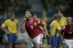 Jon Dahl Tomasson scorede begge mål i Danmarks seneste kamp mod Sverige, der endte 2-2 under EM-slutrunden i 2004. Det er Jon Dahl Tomassons eneste scoringer mod Sverige, og han har således langt op til rekordholderen Poul 'Tist' Nielsen, der scorede 17 af sine 52 landskampsmål mod Sverige. 