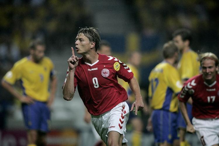 Jon Dahl Tomasson scorede begge mål i Danmarks seneste kamp mod Sverige, der endte 2-2 under EM-slutrunden i 2004. Det er Jon Dahl Tomassons eneste scoringer mod Sverige, og han har således langt op til rekordholderen Poul 'Tist' Nielsen, der scorede 17 af sine 52 landskampsmål mod Sverige. 