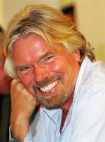 En solbrændt og storsmilende Sir Richard Branson vil hjælpe Connie Hedegaard til succes i 2009. 