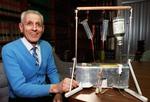 Arkivfoto fra 1991 af lægen Jack Kevorkian og den 'dødsmaskine', han anvendte i forbindelse med 'assisterede selvmord' til uhelbredeligt syge patienter. 