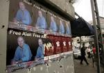 Plakater med efterlysning af britisk journalist i Gaza By. 
