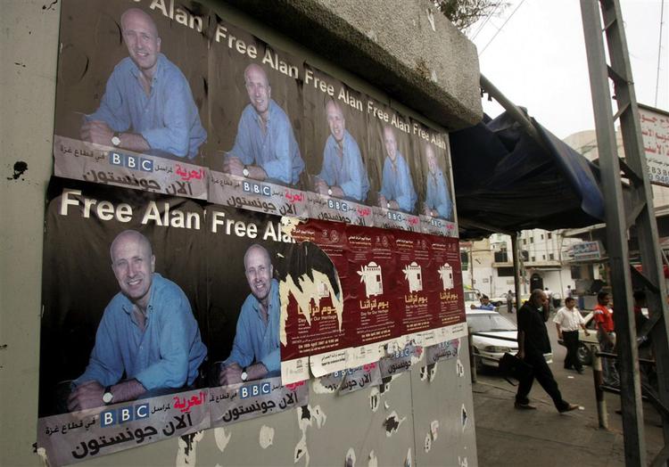 Plakater med efterlysning af britisk journalist i Gaza By. 